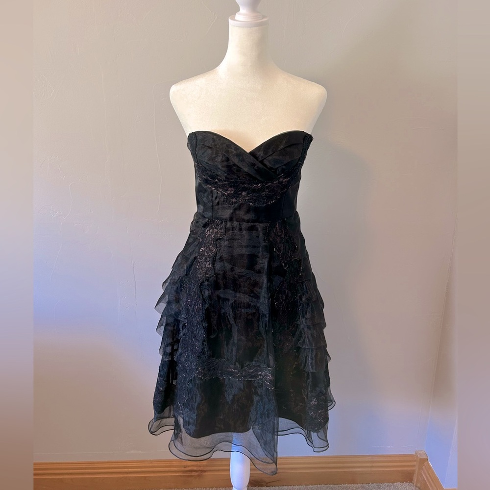 BCBGMaxAzria stunning strapless cocktail dress with mesh overlay & lace detail.